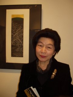 Госпожа Намура, жена японского посла на фоне гравюры