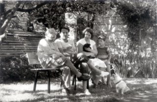 Давид Самойлов со своим сыном Александром, внуком Сережей и невесткой Еленой, середина 1980-х годов