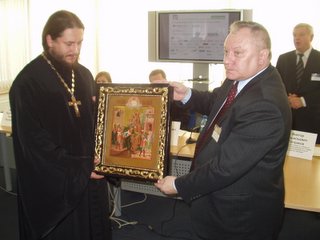 Вручение Анатолием Вилковым возвращенной иконы о.Михаилу