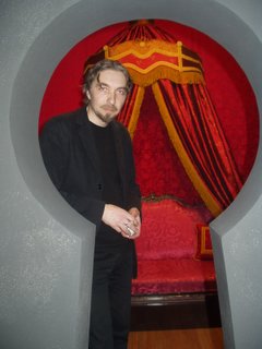 Вадим Захаров в замочной скважине на фоне будуара