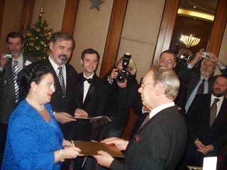 Великая княгиня дает дворянскую грамоту Алексею Баталову