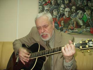 Михаил Ромадин играет на гитаре