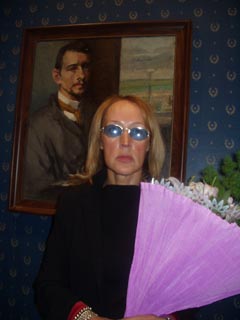 Наталья Рюрикова на фоне автопортрета Фонвизина